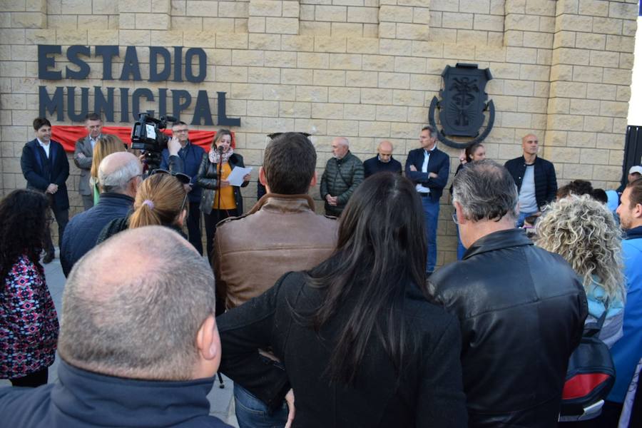 Familiares, amigos, familias compuesta por miembros de diferentes generaciones que han ido pasando por las instalaciones deportivas municipales, corporativos… Todos se han volcado esta tarde con Pepe Poyatos, trabajador municipal a cargo de las instalaciones deportivas municipales durante años que desde hoy da nombre al municipal accitano. 