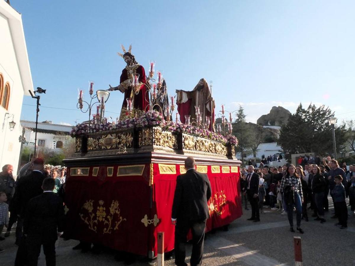 La Hermandad de Pasión y Rosario abrió la Semana Santa accitana. La corporación presentaba varios estrenos este año, la curz de guia, un tramo de nazarenos con el hábito de la hermandad y dos incensarios.
