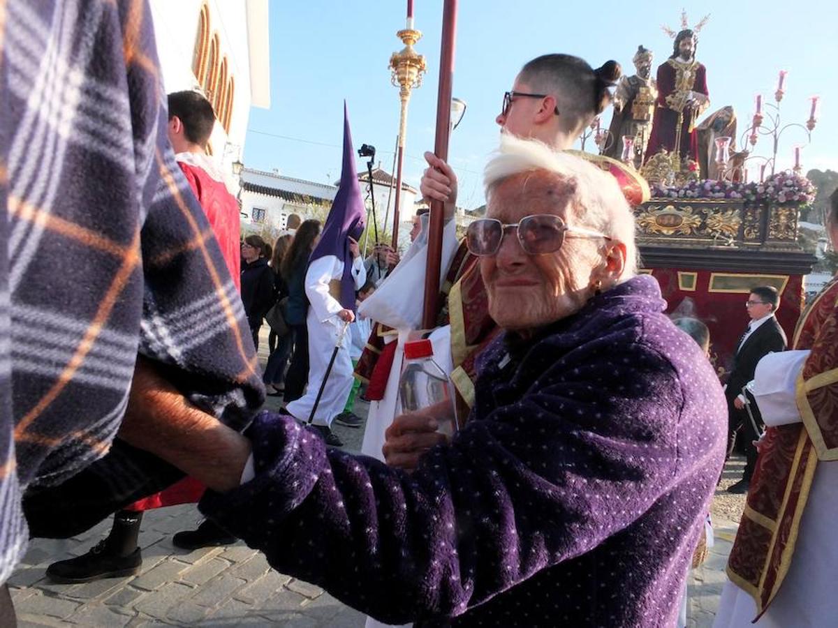 La Hermandad de Pasión y Rosario abrió la Semana Santa accitana. La corporación presentaba varios estrenos este año, la curz de guia, un tramo de nazarenos con el hábito de la hermandad y dos incensarios.