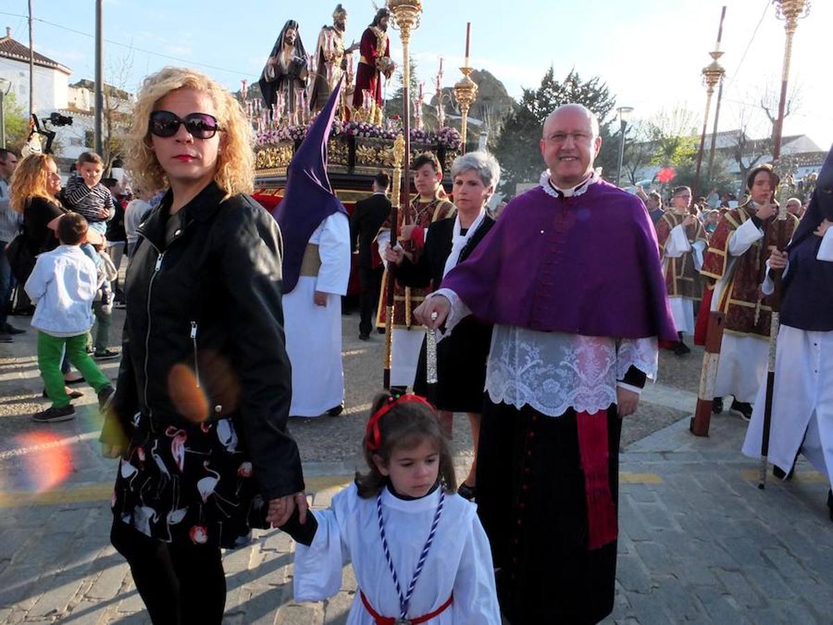 La Hermandad de Pasión y Rosario abrió la Semana Santa accitana. La corporación presentaba varios estrenos este año, la curz de guia, un tramo de nazarenos con el hábito de la hermandad y dos incensarios.