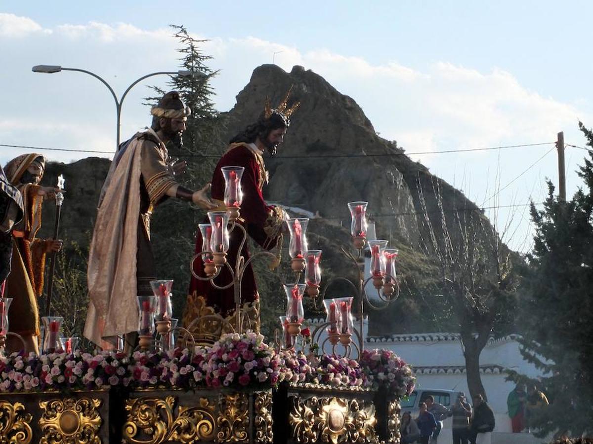 La Hermandad de Pasión y Rosario abrió la Semana Santa accitana. La corporación presentaba varios estrenos este año, la curz de guia, un tramo de nazarenos con el hábito de la hermandad y dos incensarios.