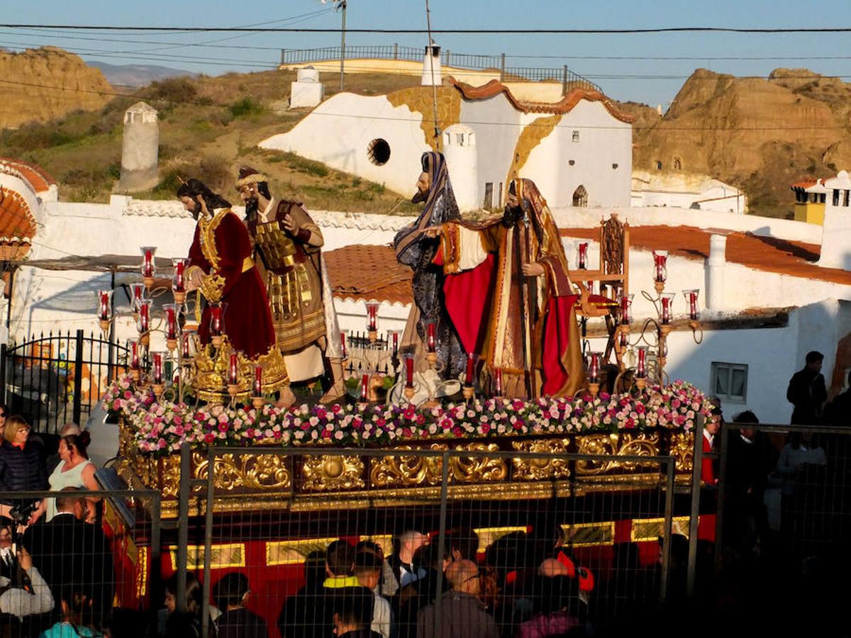 La Hermandad de Pasión y Rosario abrió la Semana Santa accitana. La corporación presentaba varios estrenos este año, la curz de guia, un tramo de nazarenos con el hábito de la hermandad y dos incensarios.
