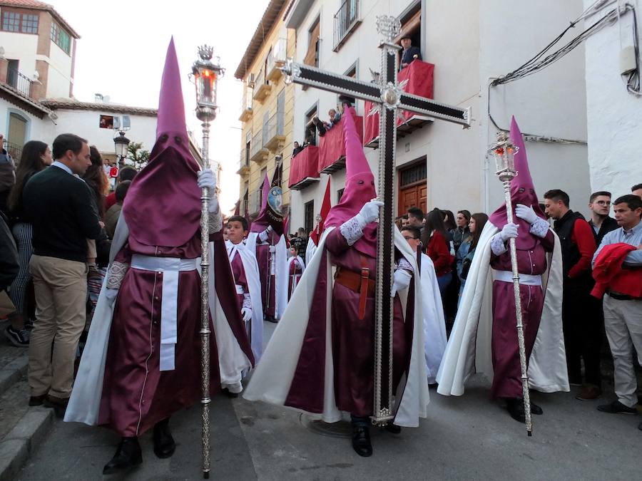 El barrio de Santa Ana se convierte en hermandad cada tarde de Martes Santo. La Hermandad de la Flagelación se presentó a Guadix con una importante lista de estrenos entre los que destacó el nuevo paso del misterio, adquirido por la hermandad y remozado en los talleres de los Hermanos Caballero de Sevilla, autores de los candelabros y estrenó el dorado de la delantera y trasera.