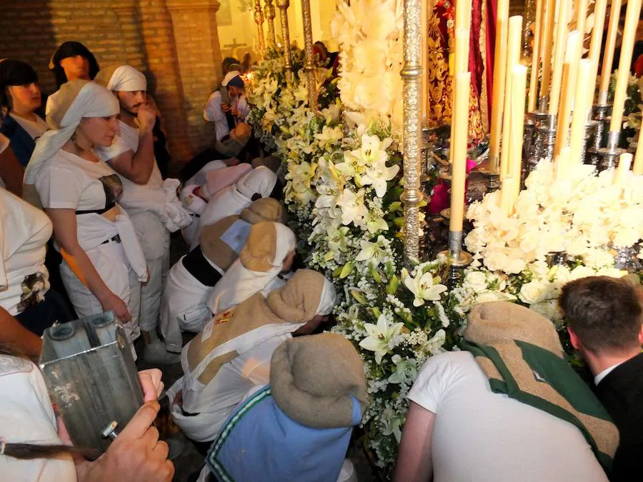 El barrio de Santa Ana se convierte en hermandad cada tarde de Martes Santo. La Hermandad de la Flagelación se presentó a Guadix con una importante lista de estrenos entre los que destacó el nuevo paso del misterio, adquirido por la hermandad y remozado en los talleres de los Hermanos Caballero de Sevilla, autores de los candelabros y estrenó el dorado de la delantera y trasera.