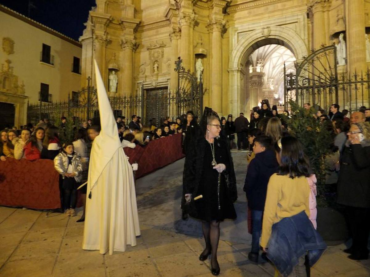 El Miércoles Santo comenzó con la Virgen de la Esperanza. El palio de la Esperanza fue recibida con los sones de 'Siempre Macarena' y 'Coronada de Amor' interpretadas por la Banda Felipe Moreno de Cúllar Vega