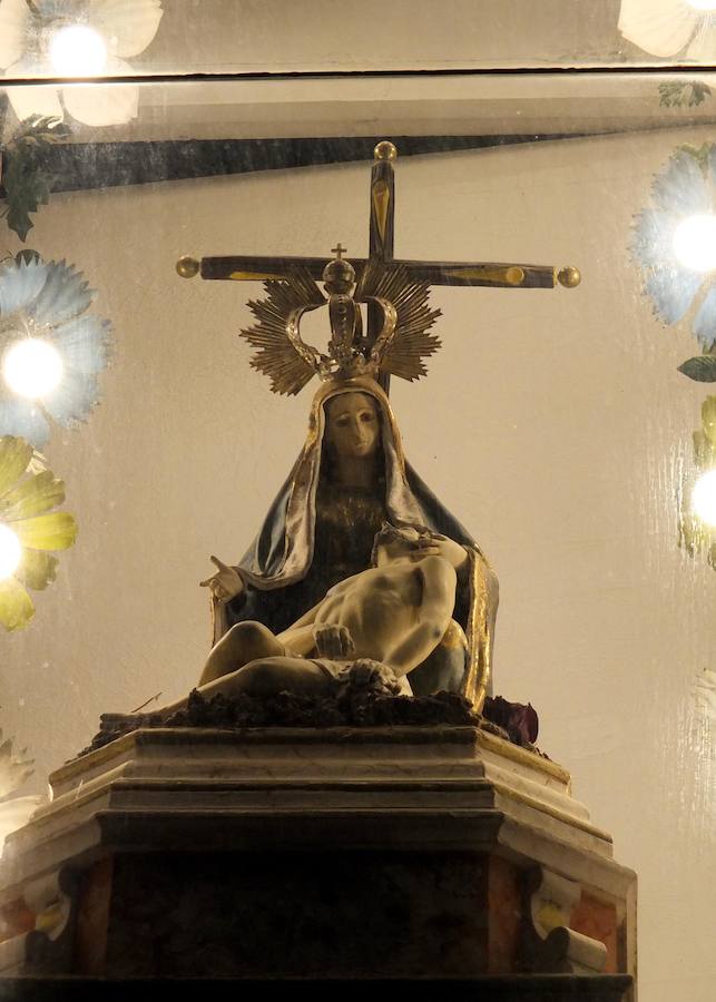 El Miércoles Santo comenzó con la Virgen de la Esperanza. El palio de la Esperanza fue recibida con los sones de 'Siempre Macarena' y 'Coronada de Amor' interpretadas por la Banda Felipe Moreno de Cúllar Vega