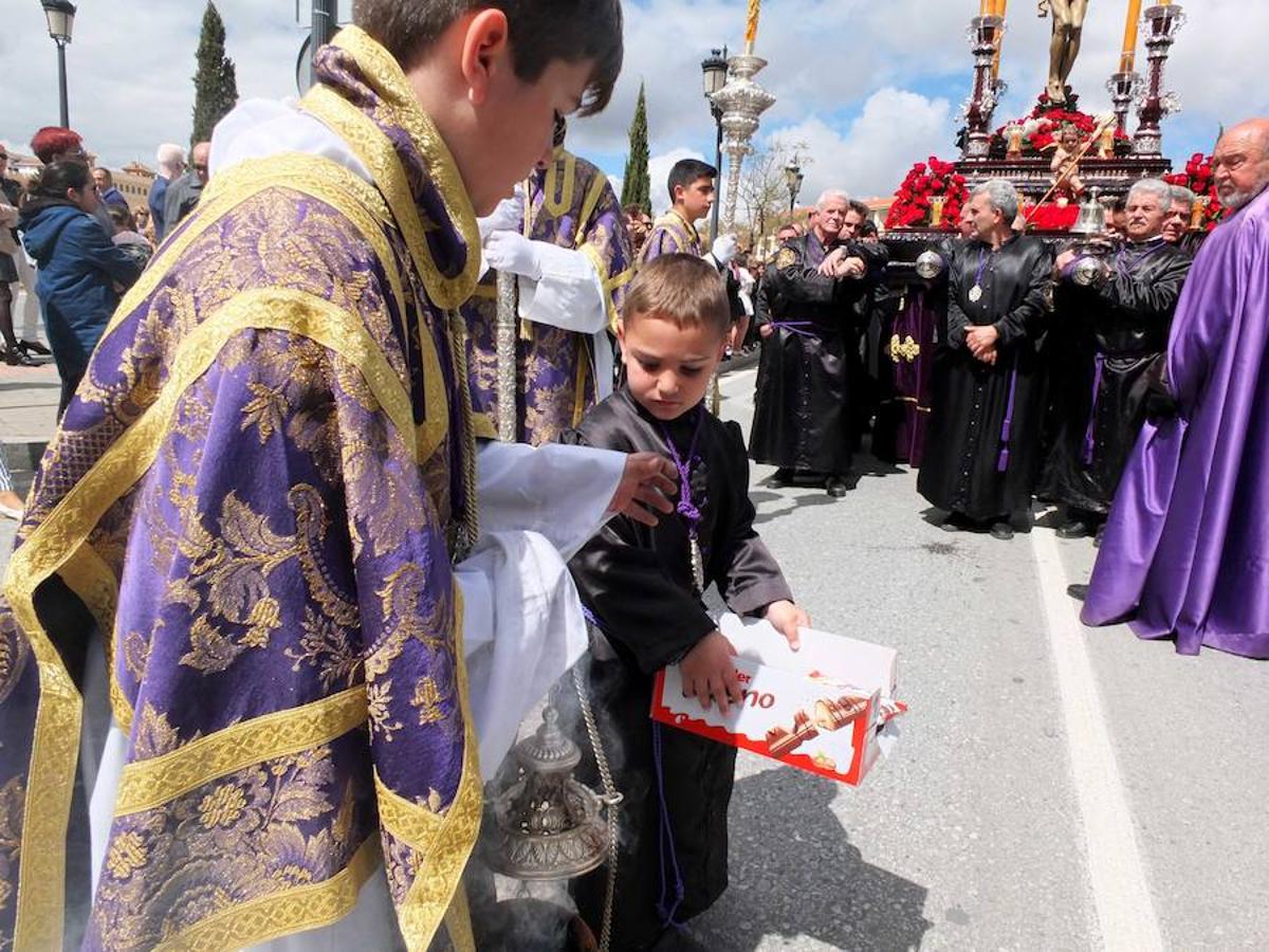 La Hermandad del Cristo de la Luz realizó la procesión del silencio en la medianoche del Viernes Santo. Por la mañana sus dos pasos salieron a la calle.
