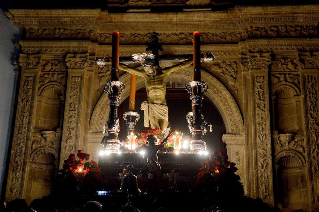 La Hermandad del Cristo de la Luz realizó la procesión del silencio en la medianoche del Viernes Santo. Por la mañana sus dos pasos salieron a la calle.