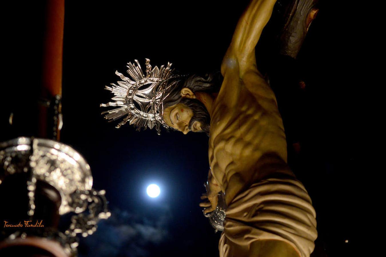 La Hermandad del Cristo de la Luz realizó la procesión del silencio en la medianoche del Viernes Santo. Por la mañana sus dos pasos salieron a la calle.