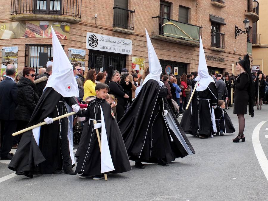 El palio de la Virgen de los Dolores recorrió las calles de Guadix acompañada de la Banda de Música Villa de Íllora