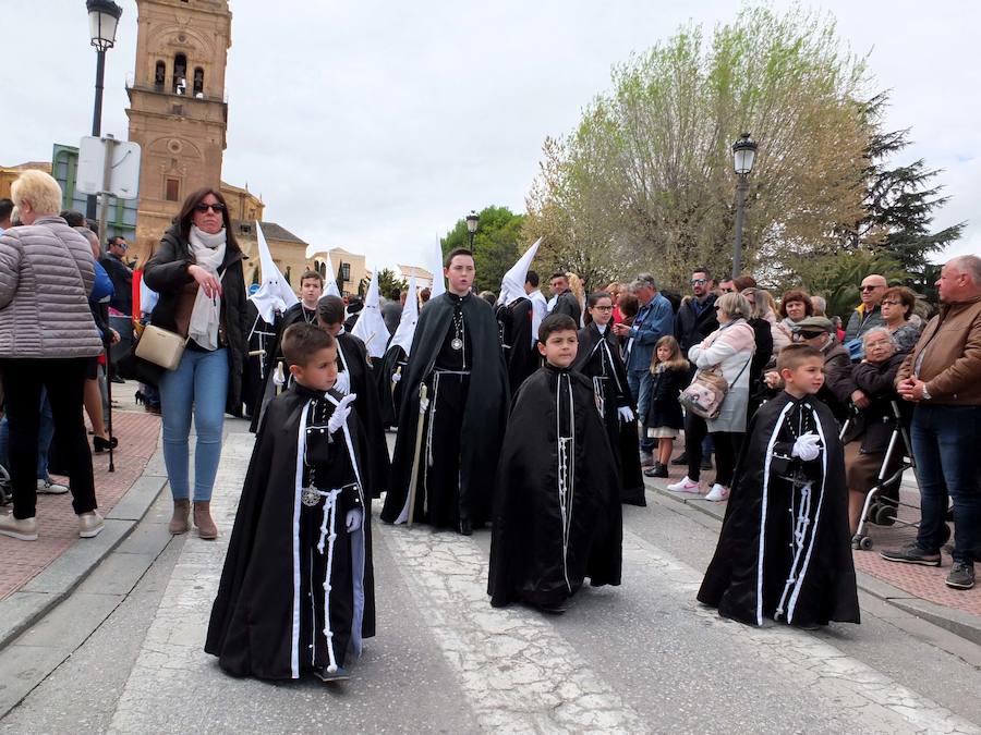 El palio de la Virgen de los Dolores recorrió las calles de Guadix acompañada de la Banda de Música Villa de Íllora