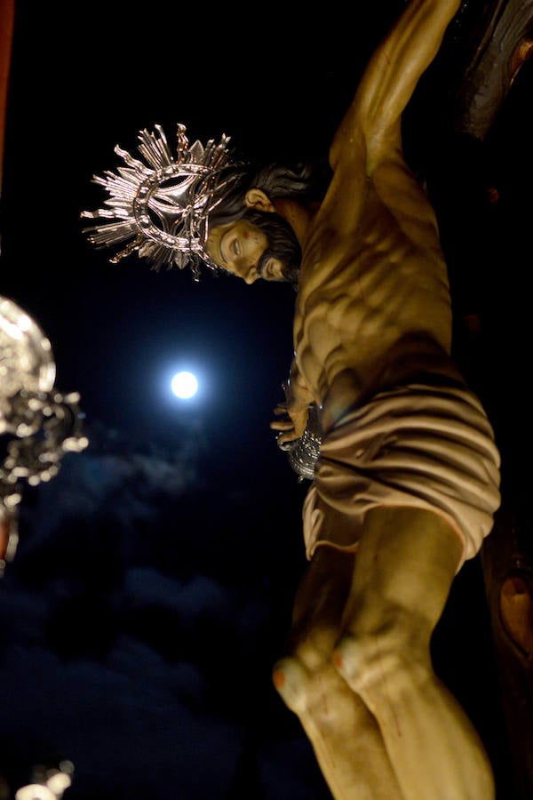 La Hermandad del Cristo de la Luz realizó la procesión del silencio en la medianoche del Viernes Santo. Por la mañana sus dos pasos salieron a la calle.