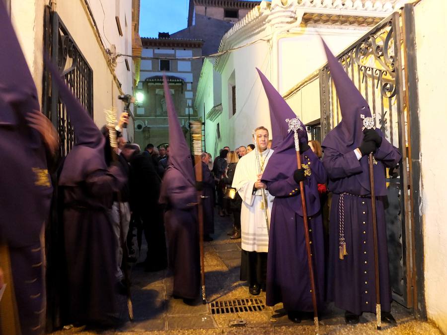 La hermandad mantuvo el acto de imposición de las llaves a la imagen de Jesús Nazareno, pese a que recientemente la clausura haya cerrado sus puertas. La persona encargada de subir a la peana para poner las llaves del convento en las manos del Nazareno fue Francisco Gabarrón Navarro