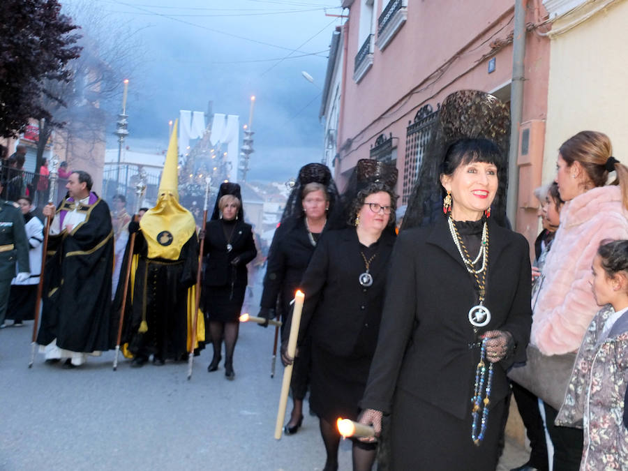 La reina de San Miguel partió de su templo para el tradicional encuentro con el Santo Sepulcro acompañada de numerosos devotos y sanmigueleños que rodeaban el paso. Acompañaba al paso la Banda Sinfónica Municipal de Guadix.