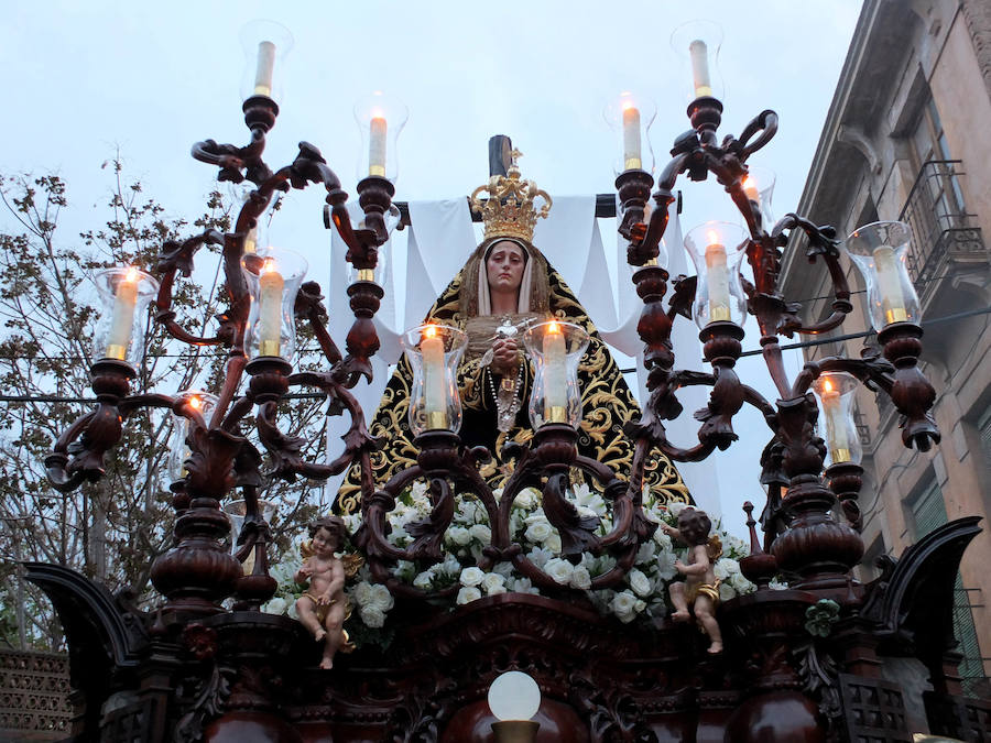 La reina de San Miguel partió de su templo para el tradicional encuentro con el Santo Sepulcro acompañada de numerosos devotos y sanmigueleños que rodeaban el paso. Acompañaba al paso la Banda Sinfónica Municipal de Guadix.
