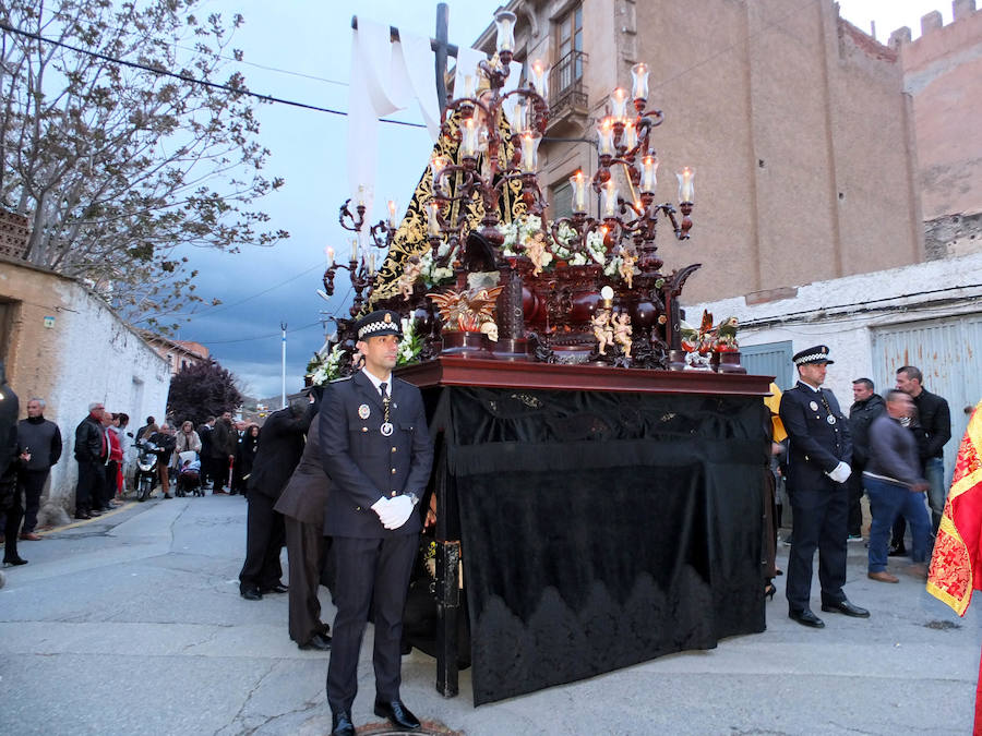 La reina de San Miguel partió de su templo para el tradicional encuentro con el Santo Sepulcro acompañada de numerosos devotos y sanmigueleños que rodeaban el paso. Acompañaba al paso la Banda Sinfónica Municipal de Guadix.