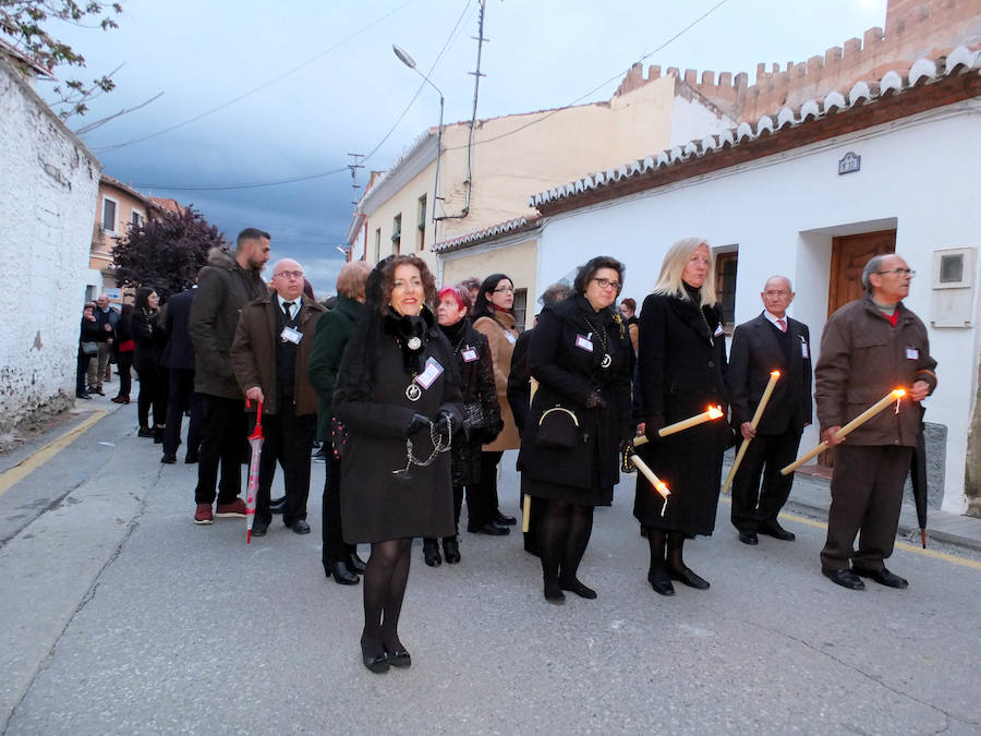La reina de San Miguel partió de su templo para el tradicional encuentro con el Santo Sepulcro acompañada de numerosos devotos y sanmigueleños que rodeaban el paso. Acompañaba al paso la Banda Sinfónica Municipal de Guadix.