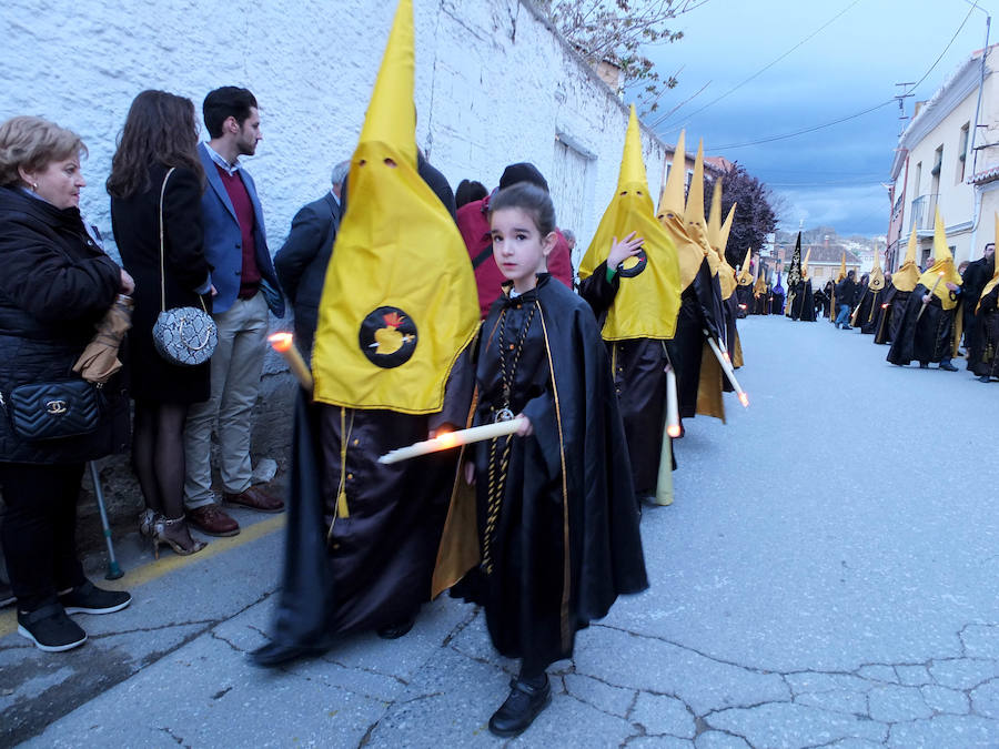 La reina de San Miguel partió de su templo para el tradicional encuentro con el Santo Sepulcro acompañada de numerosos devotos y sanmigueleños que rodeaban el paso. Acompañaba al paso la Banda Sinfónica Municipal de Guadix.