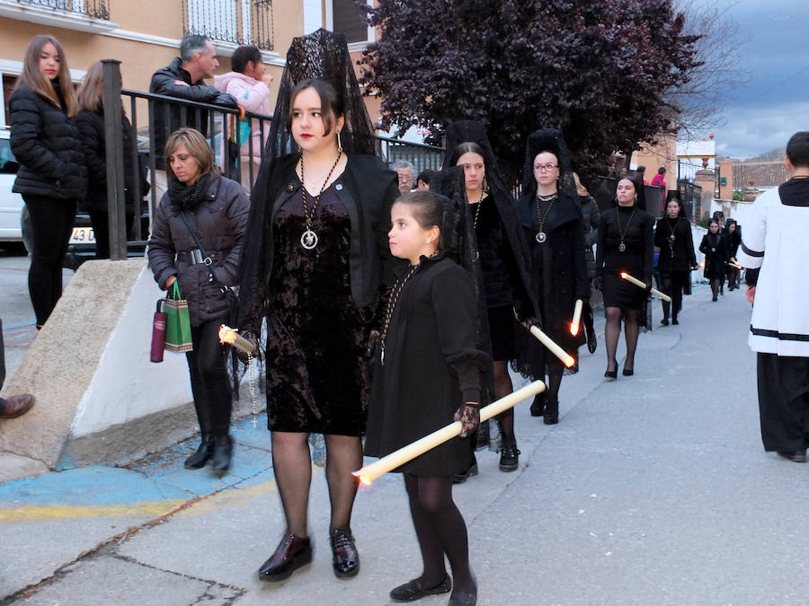 La reina de San Miguel partió de su templo para el tradicional encuentro con el Santo Sepulcro acompañada de numerosos devotos y sanmigueleños que rodeaban el paso. Acompañaba al paso la Banda Sinfónica Municipal de Guadix.