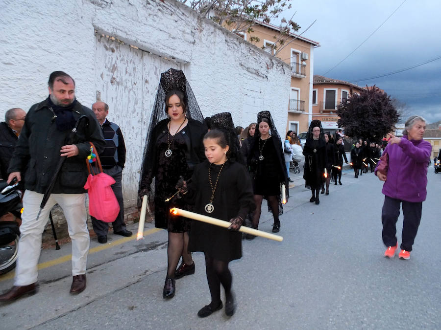 La reina de San Miguel partió de su templo para el tradicional encuentro con el Santo Sepulcro acompañada de numerosos devotos y sanmigueleños que rodeaban el paso. Acompañaba al paso la Banda Sinfónica Municipal de Guadix.