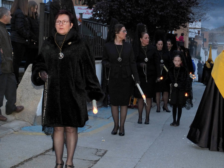 La reina de San Miguel partió de su templo para el tradicional encuentro con el Santo Sepulcro acompañada de numerosos devotos y sanmigueleños que rodeaban el paso. Acompañaba al paso la Banda Sinfónica Municipal de Guadix.