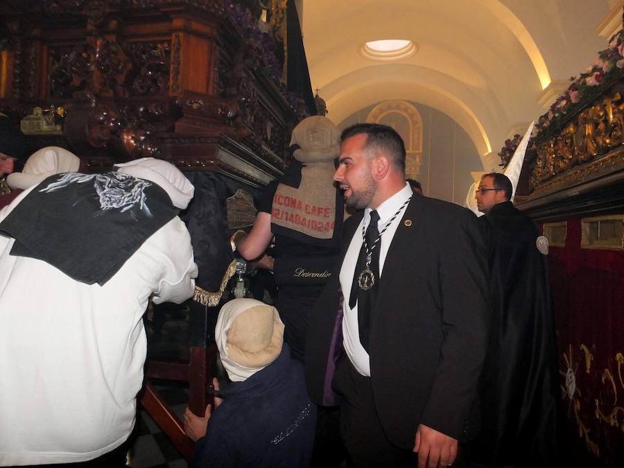 La Hermandad del Descendimiento retrasó su salida un cuarto de hora ante la amenaza de lluvia. La hermandad se echó a la calle y pudo completar su itineario sin dificultades.