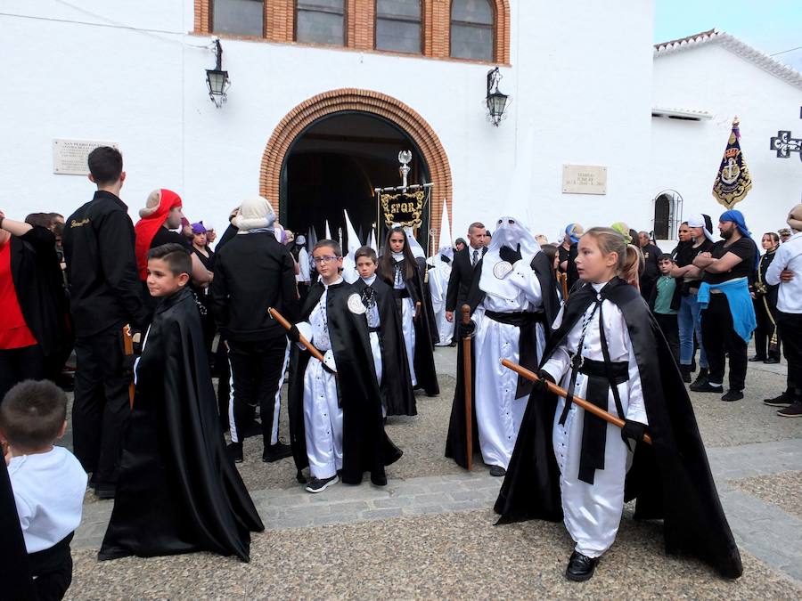 La Hermandad del Descendimiento retrasó su salida un cuarto de hora ante la amenaza de lluvia. La hermandad se echó a la calle y pudo completar su itineario sin dificultades.
