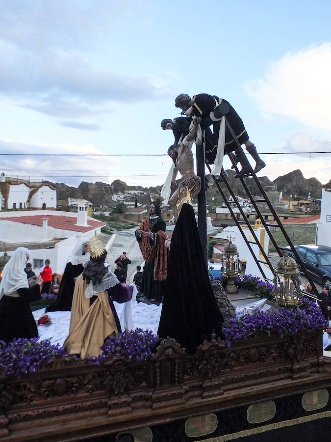 La Hermandad del Descendimiento retrasó su salida un cuarto de hora ante la amenaza de lluvia. La hermandad se echó a la calle y pudo completar su itineario sin dificultades.