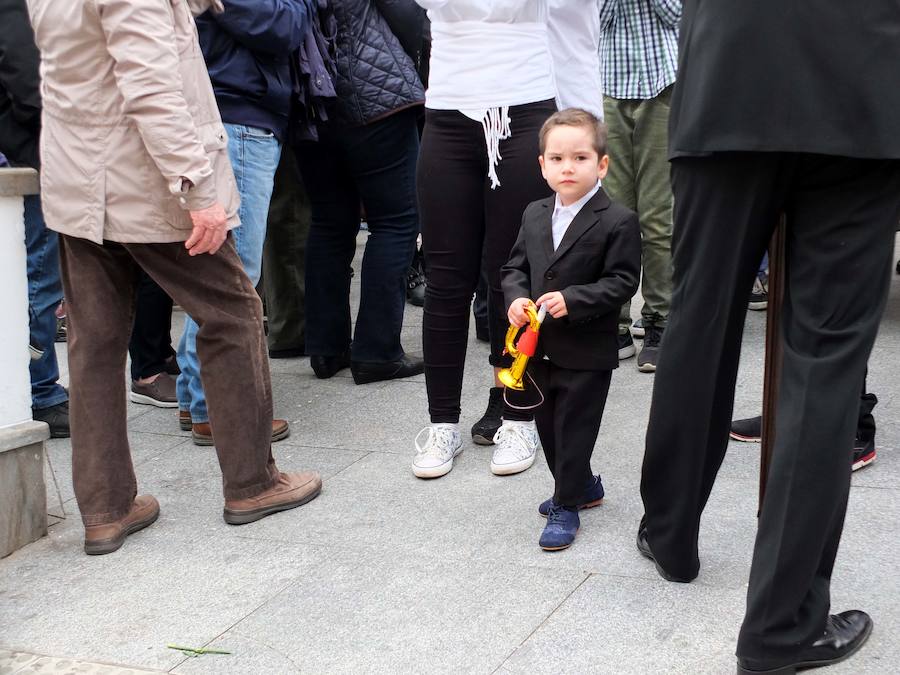 La Semana Santa de Guadix se despide con la alegría de la procesión del Dulce Nombre. El paso fue portado por los horquilleros más jóvenes de nuestra Semana Santa y estuvo acompañado musicalmente por la Agrupación Musical Cristo del Perdón de Guadix.