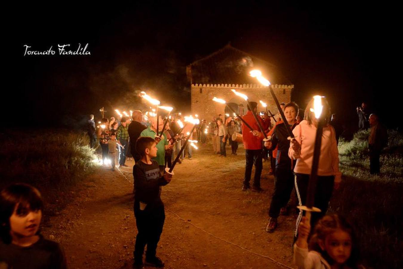 El primero de los actos en honor al patrón de Guadix, la romería de Face Retama, se celebró este sábado 11 de mayo. Como es habitual, la romería contó con un gran número de devotos. Uno de los momentos más emotivos es la procesión de las antorchas.