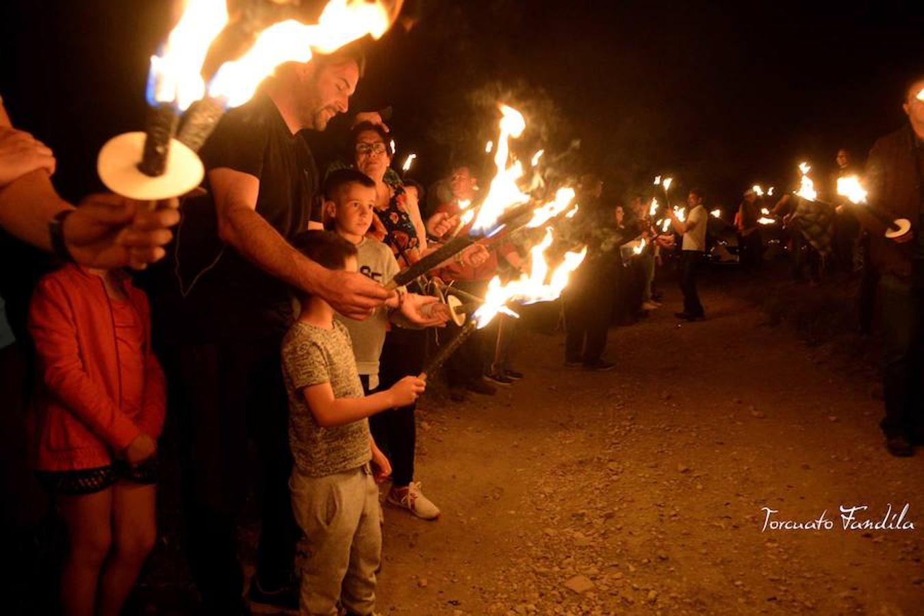 El primero de los actos en honor al patrón de Guadix, la romería de Face Retama, se celebró este sábado 11 de mayo. Como es habitual, la romería contó con un gran número de devotos. Uno de los momentos más emotivos es la procesión de las antorchas.