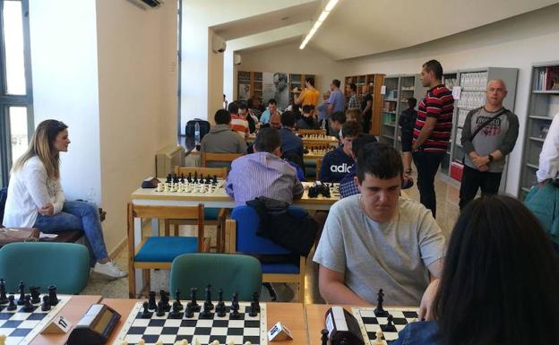 Grandes nombres del ajedrez se dan cita en la Biblioteca de Guadix para participar en el IV Torneo de Ajedrez Memorial Luis Muriel