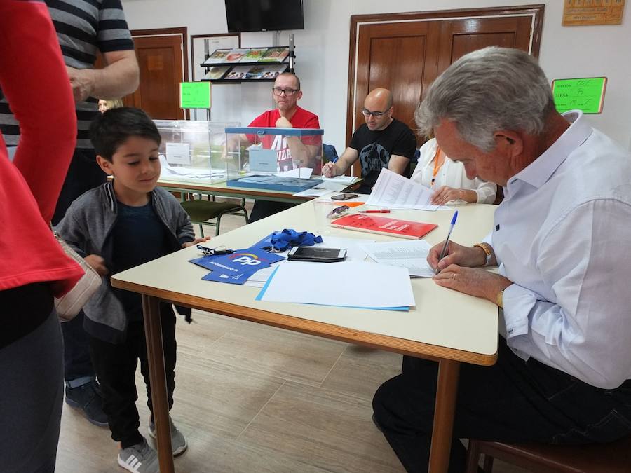 Los candidatos a la alcaldía de Guadix han votado y han apelado a una alta participación. Según el primer avance de participación en los datos ofrecidos por el Ministerio de Interior se ha producido un aumento de tres punto respecto a la convocatoria de 2015. 