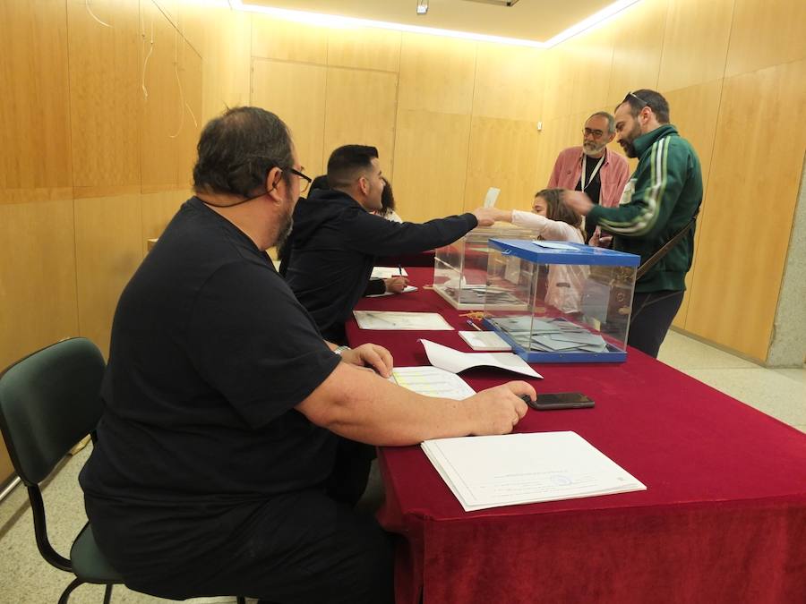 Los candidatos a la alcaldía de Guadix han votado y han apelado a una alta participación. Según el primer avance de participación en los datos ofrecidos por el Ministerio de Interior se ha producido un aumento de tres punto respecto a la convocatoria de 2015. 