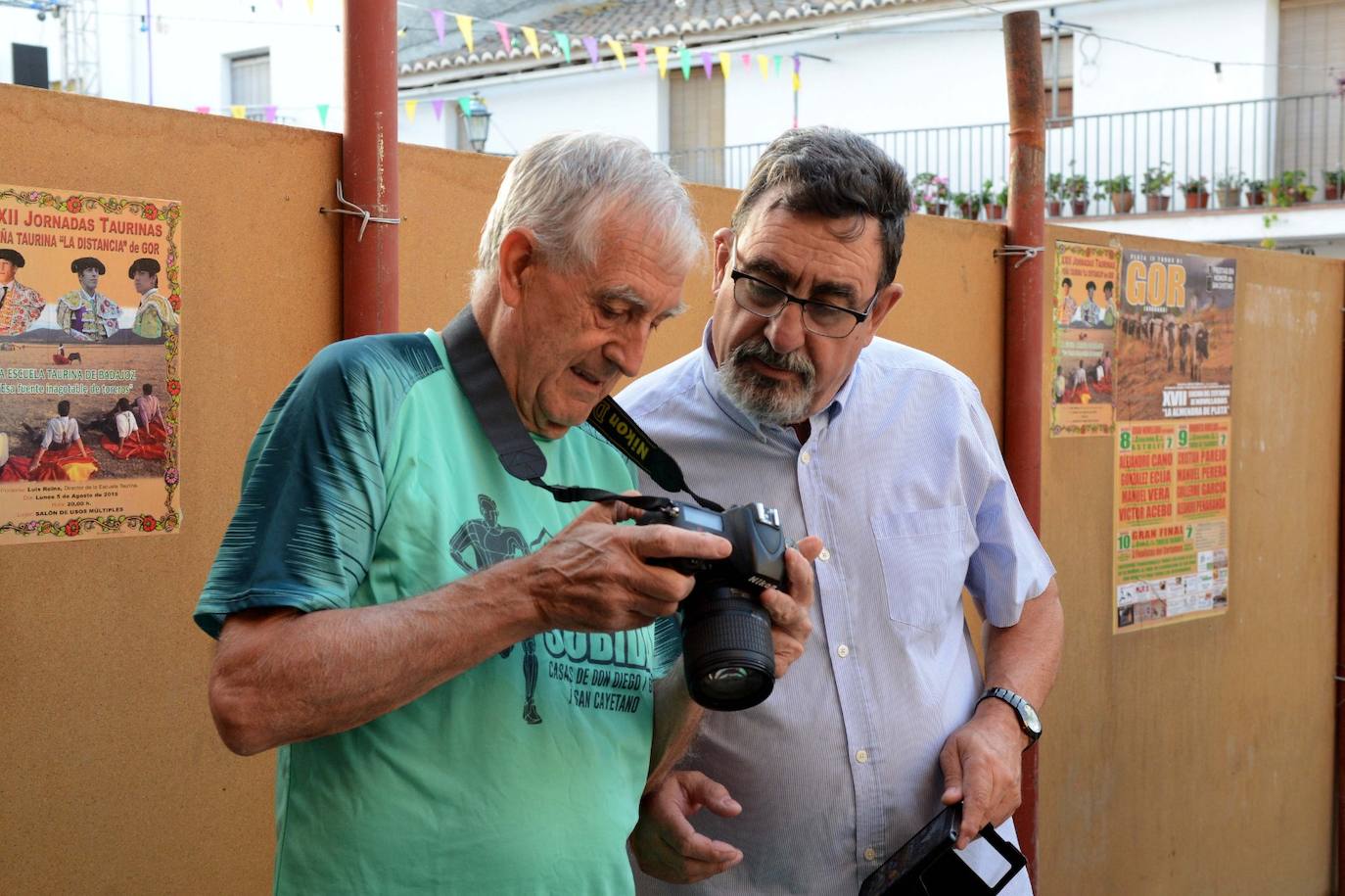 La localidad de Gor ha celebrado el primero de los tres encierros taurinos de las fiestas de San Cayetano. Se han corrido cuatro novillos de la ganadería Astolfi, que esta tarde serán lidiados por los primeros cuatro novilleros que este año aspiran al prestigioso trofeo Almendra de Plata. El encierro ha discurrido con normalidad y no se han tenido que lamentar incidentes de importancia. A juicio de algunos aficionados el paso de los novillos ha sido lento. 
