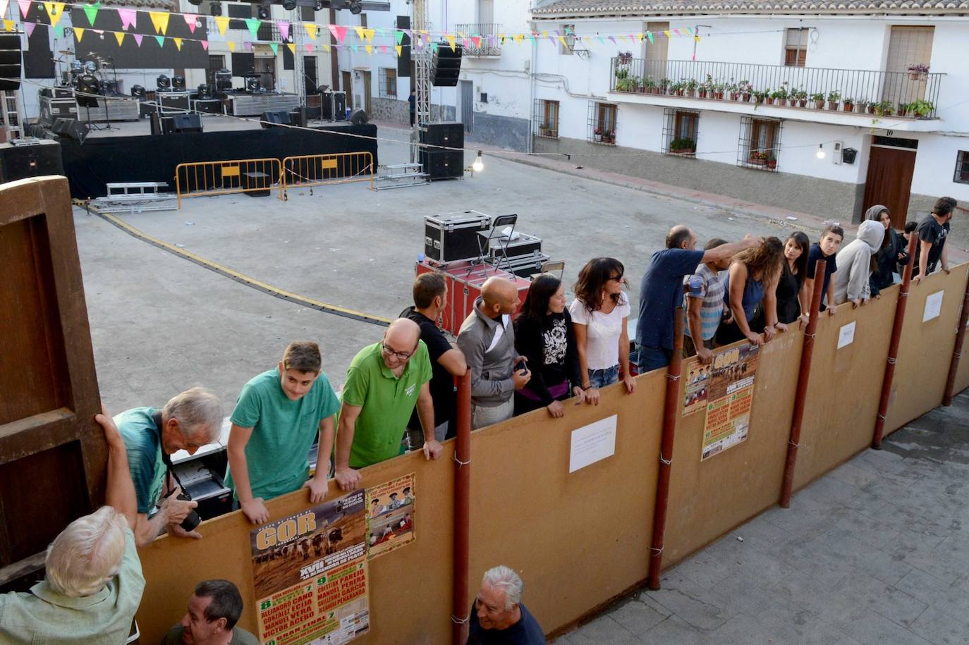 La localidad de Gor ha celebrado el primero de los tres encierros taurinos de las fiestas de San Cayetano. Se han corrido cuatro novillos de la ganadería Astolfi, que esta tarde serán lidiados por los primeros cuatro novilleros que este año aspiran al prestigioso trofeo Almendra de Plata. El encierro ha discurrido con normalidad y no se han tenido que lamentar incidentes de importancia. A juicio de algunos aficionados el paso de los novillos ha sido lento. 