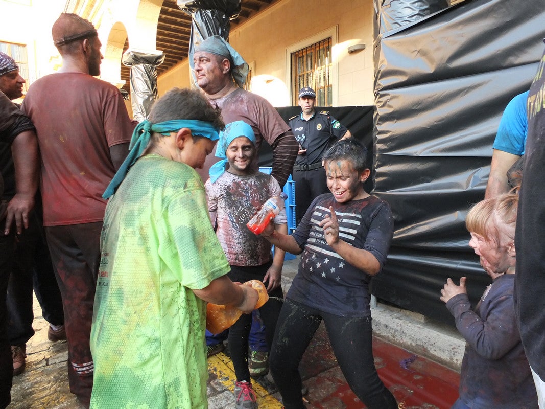 Fotos: Guadix brinda un multitudinario y festivo reproche al Cascamorras Antonio Vera