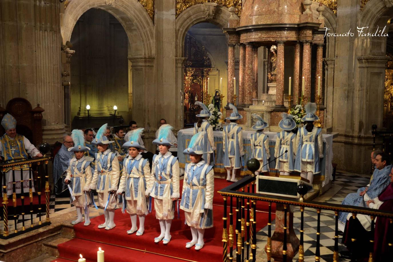 El cuerpo de seises en el altar mayor de la catedral. 