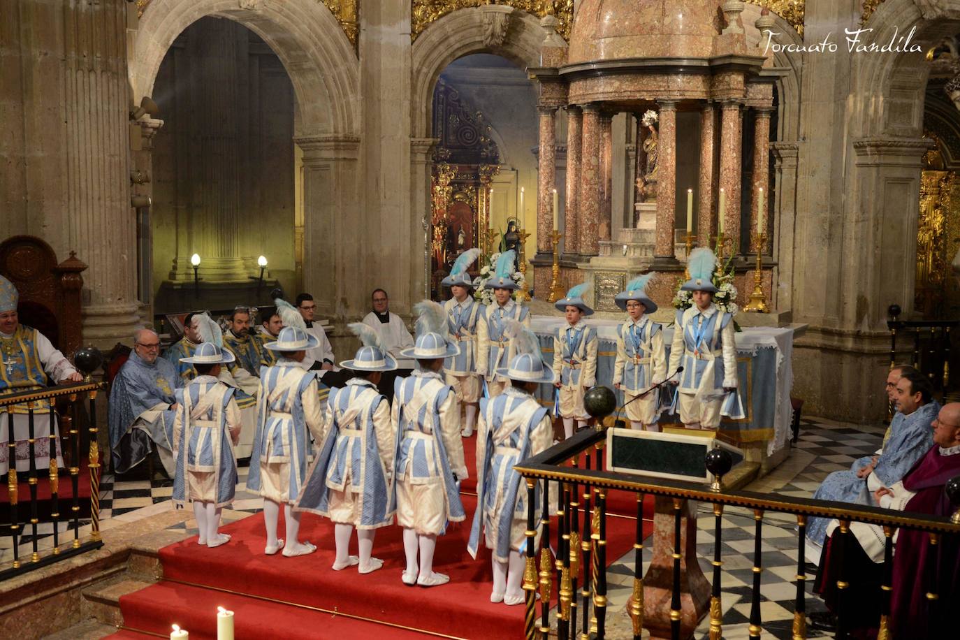 El cuerpo de seises en el altar mayor de la catedral. 