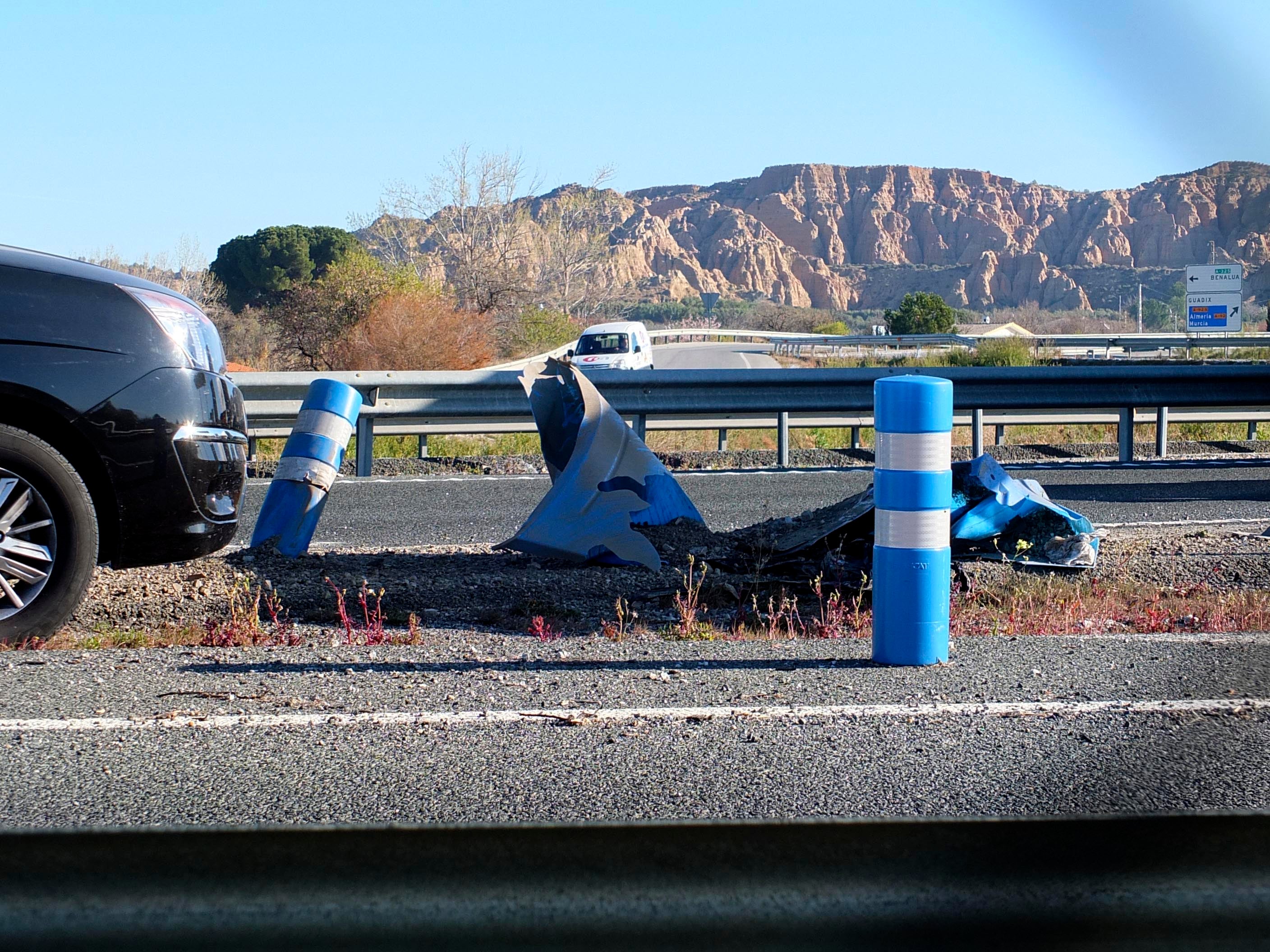 Un motorista ha fallecido como consecuencia del impacto contra un coche parado en la autovía