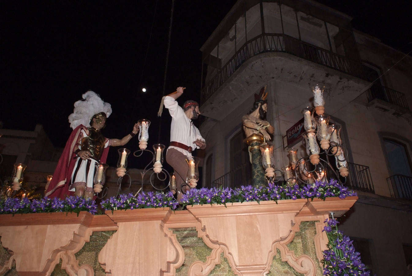 Cientos de personas en las calles de Guadix para vivir el Martes Santo de años anteriores