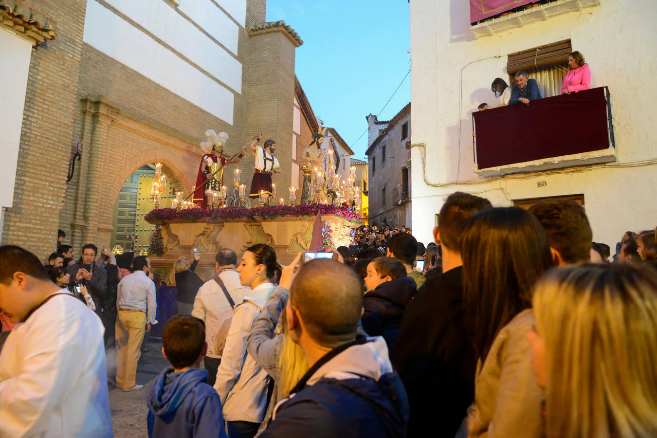 Cientos de personas en las calles de Guadix para vivir el Martes Santo de años anteriores