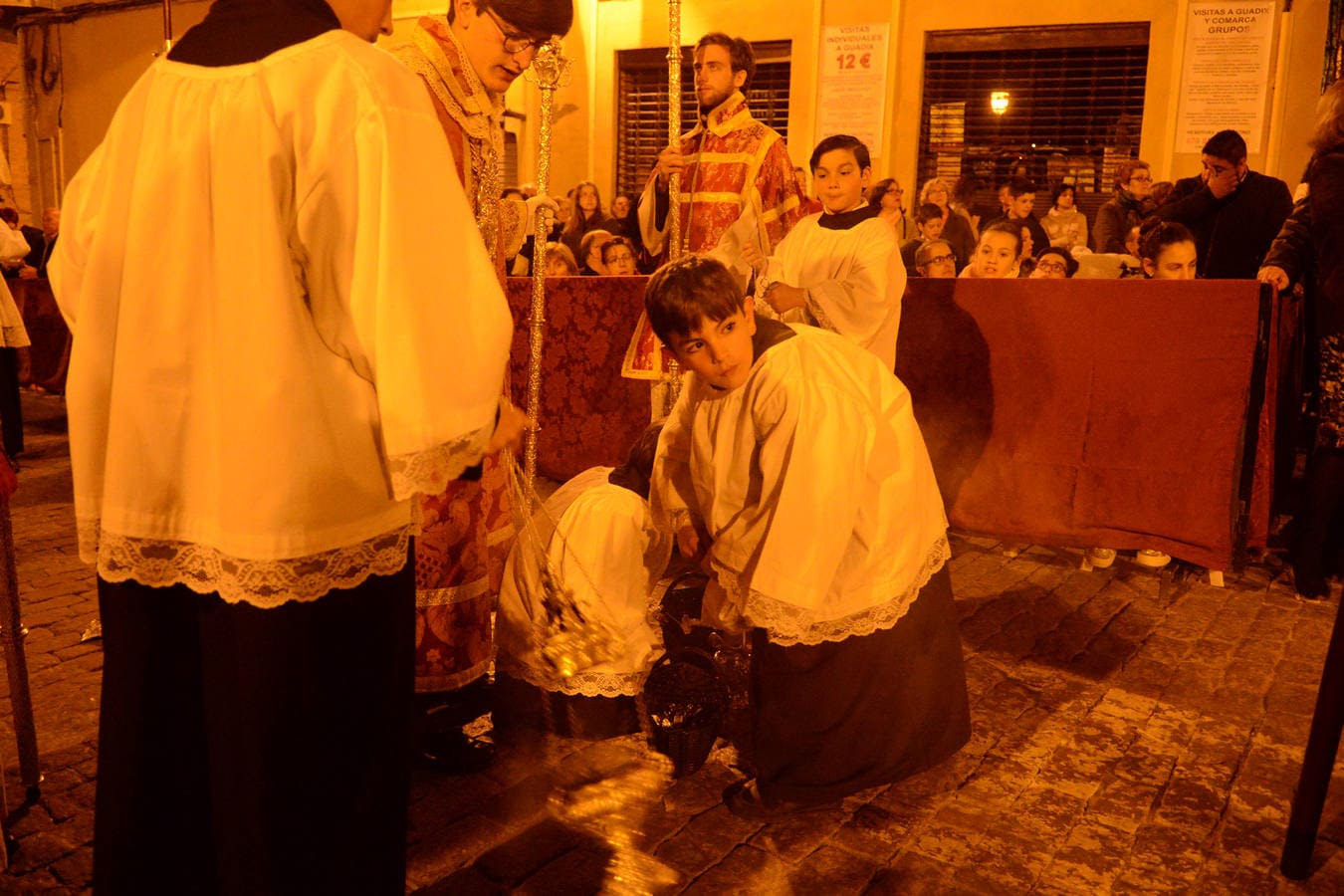 Devoción en las calles de Guadix durante el Jueves Santo