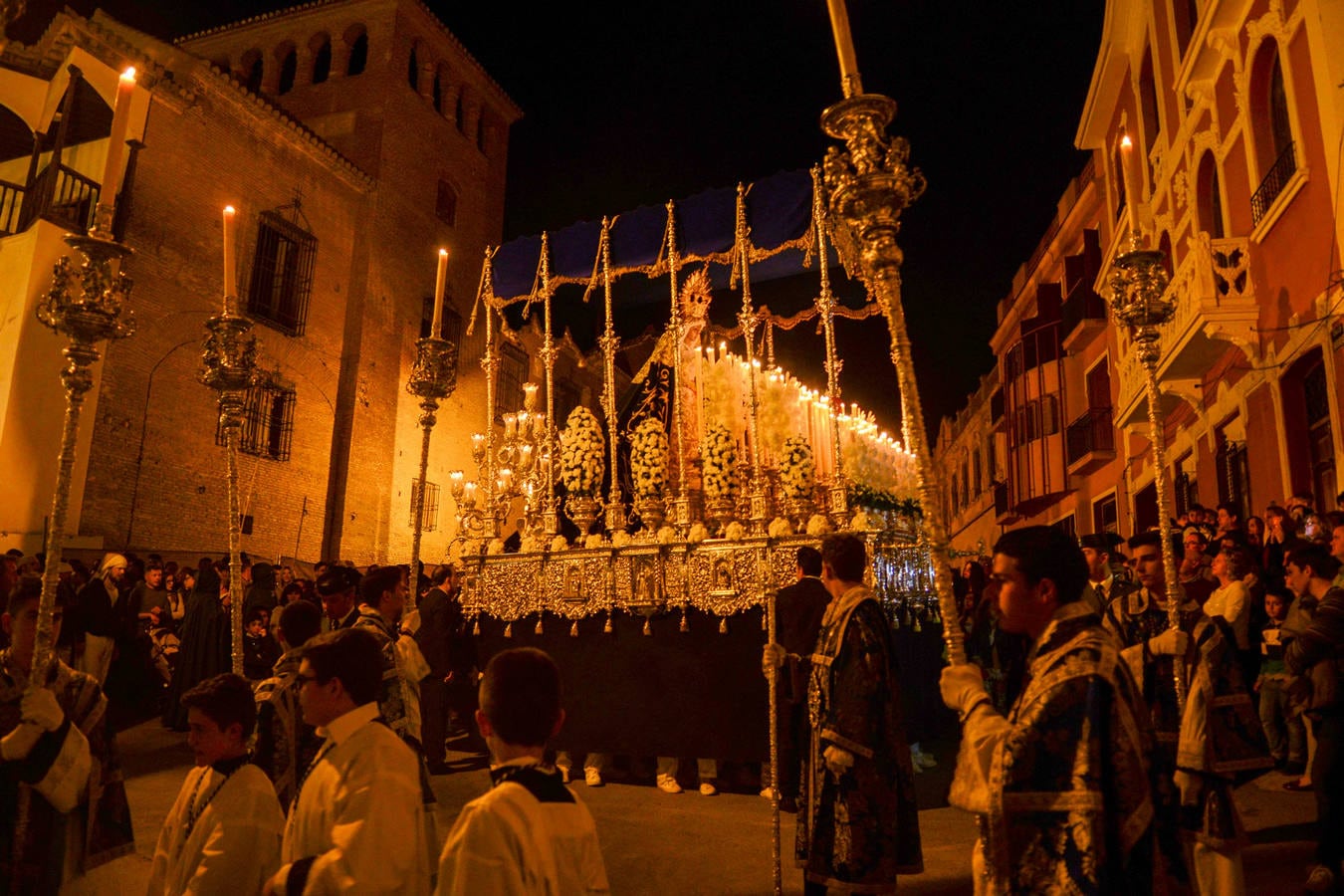 Devoción en las calles de Guadix durante el Jueves Santo