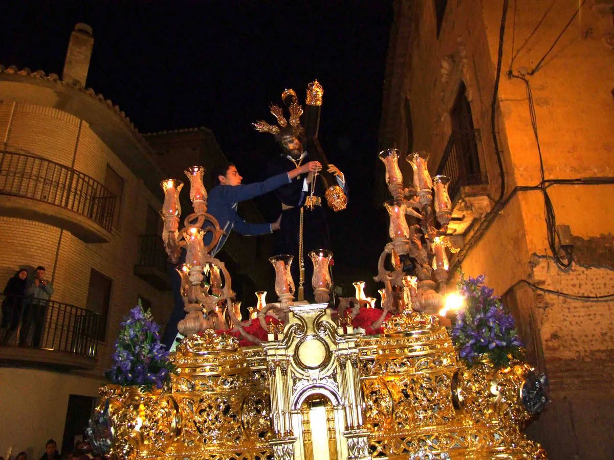 Devoción en las calles de Guadix durante el Jueves Santo