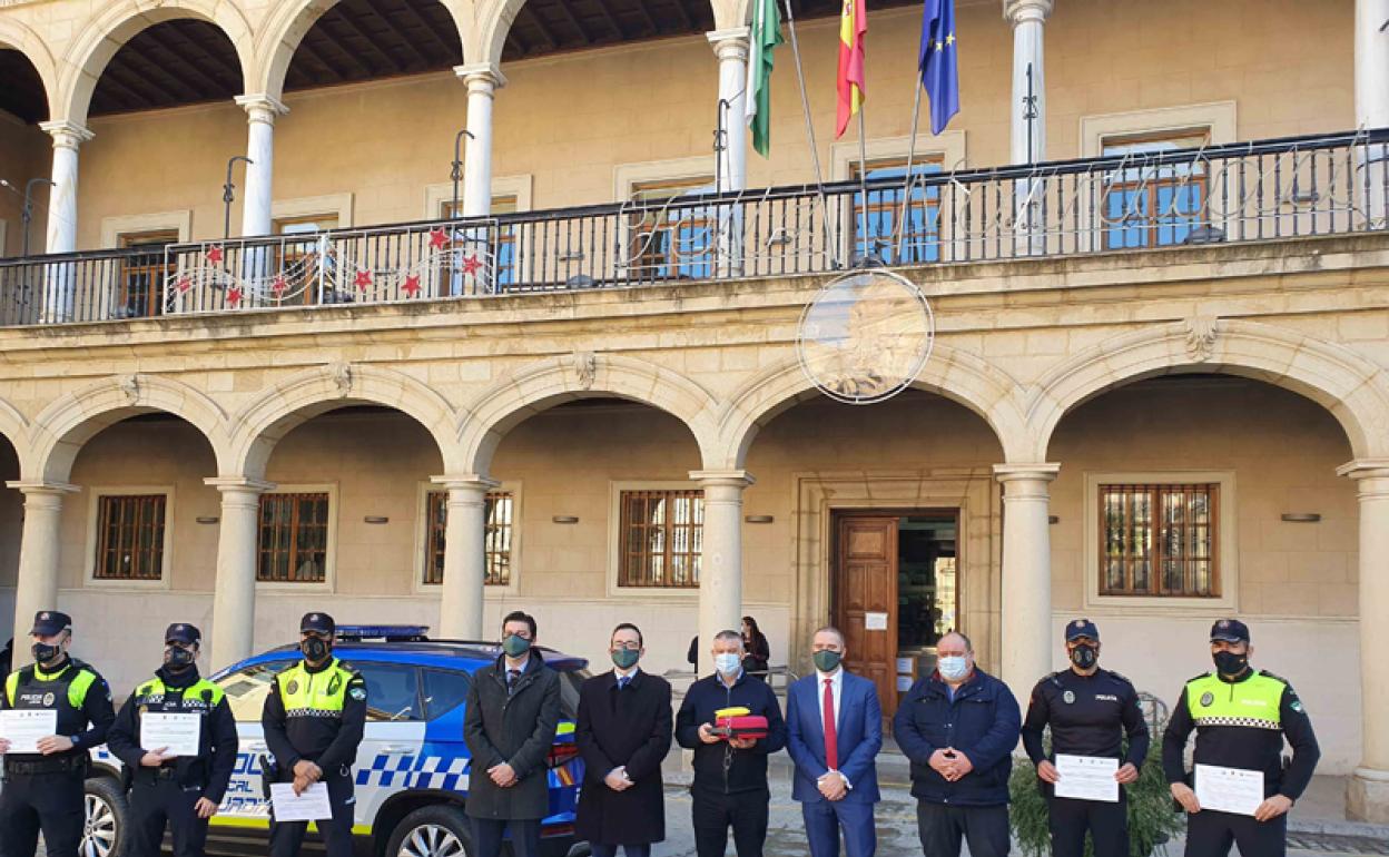 Foto de familia tras la entrega del desfribilador y diplomas 