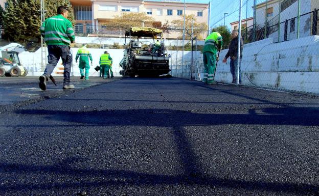 El Ayuntamiento hueteño pavimentó el viernes la cancha del colegio Nuestra Señora de las Angustias y esta semana acomete las labores en el Mariana Pineda.