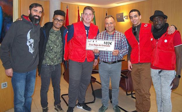 El alcalde de Huétor Vega, Mariano Molina, con voluntarios de Cruz Roja.