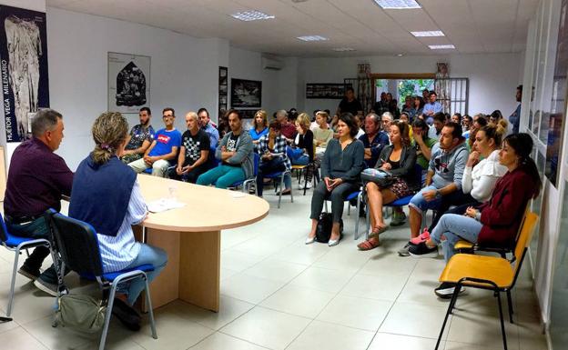 Charla informativa sobre la bolsa de trabajo, en el Centro Social La Nava.