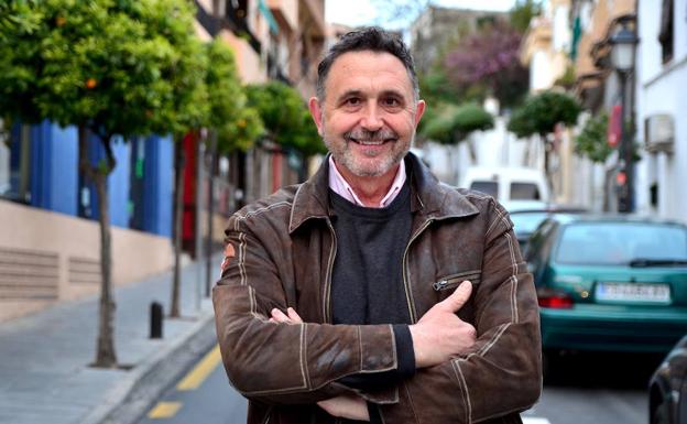 Ernesto Girela, en la calle Real, donde nació hace 59 años.